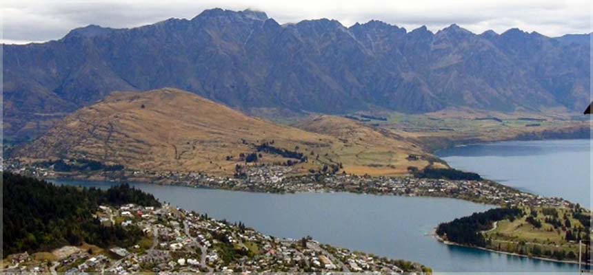 Queenstown a Wakatipu-tó partján fekszik. Queenstown a Wakatipu-tó partján fekszik.