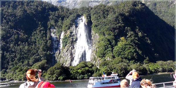 A fjordon egy jó másfél órás utat tettünk meg, hatalmas hegyek között, ahonnan rengeteg vízesés zuhog a tengerbe. A fjordon egy jó másfél órás utat tettünk meg, hatalmas hegyek között, ahonnan rengeteg vízesés zuhog a tengerbe.